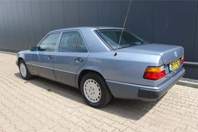 Mercedes-Benz E-Klasse (1990) thumbnail 2