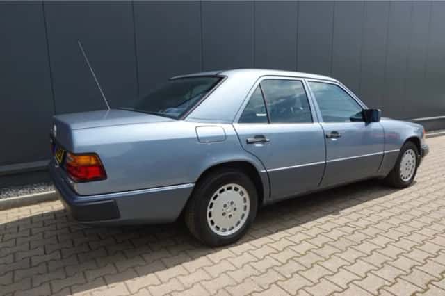 Mercedes-Benz E-Klasse (1990) thumbnail 3