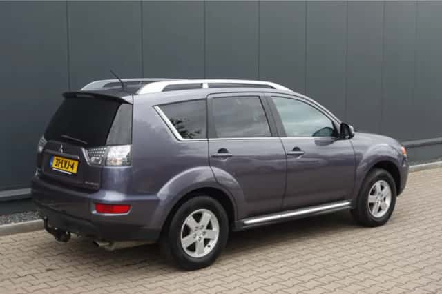 Mitsubishi Outlander (2010) thumbnail 3