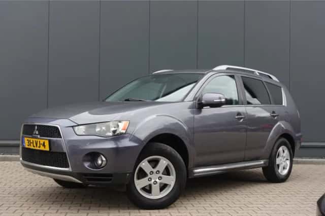 Mitsubishi Outlander (2010) thumbnail 1