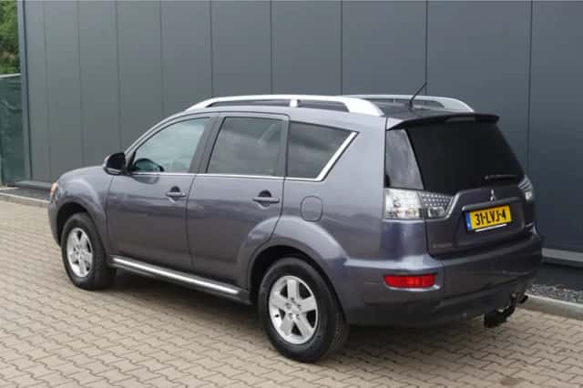 Mitsubishi Outlander (2010) thumbnail 2