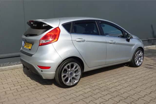 Ford Fiesta (2010) thumbnail 3