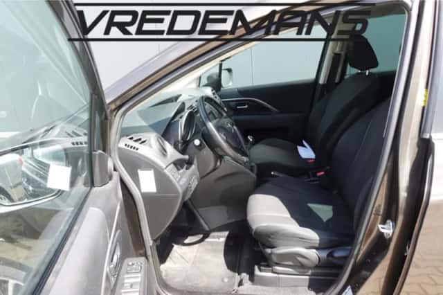 Mazda 5 (2014) thumbnail 5
