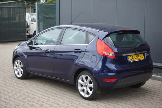 Ford Fiesta (2010) thumbnail 2