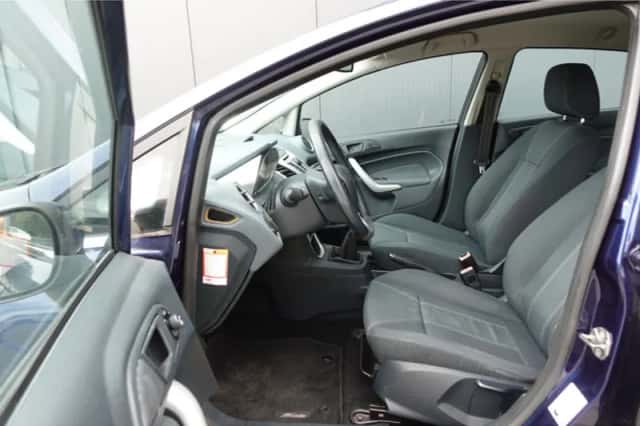 Ford Fiesta (2010) thumbnail 5