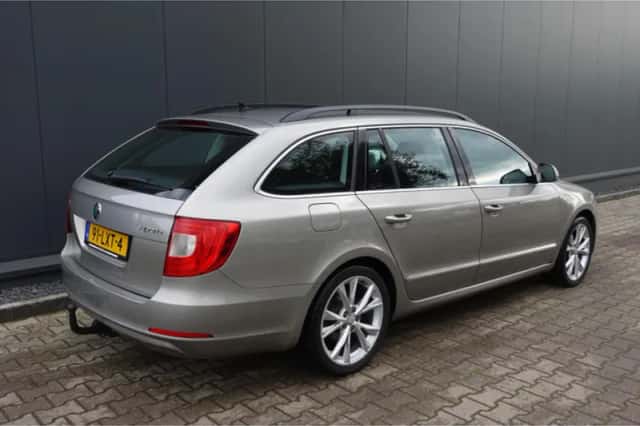 Škoda Superb (2010) thumbnail 3