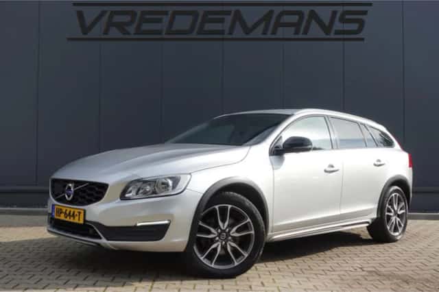 Volvo V60 (2015) thumbnail 1