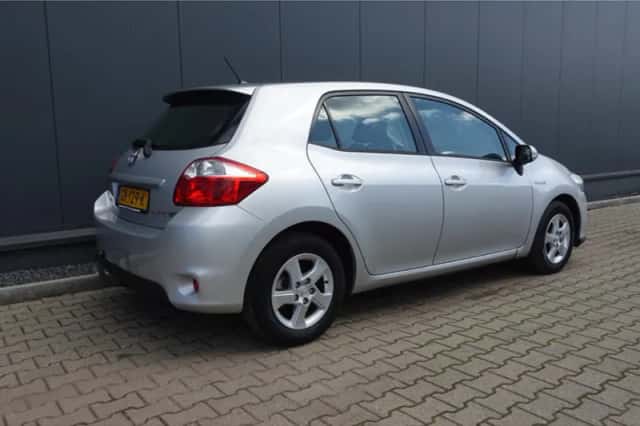 Toyota Auris (2011) thumbnail 3