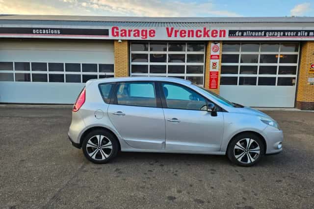 Renault Scénic (2011) thumbnail 1