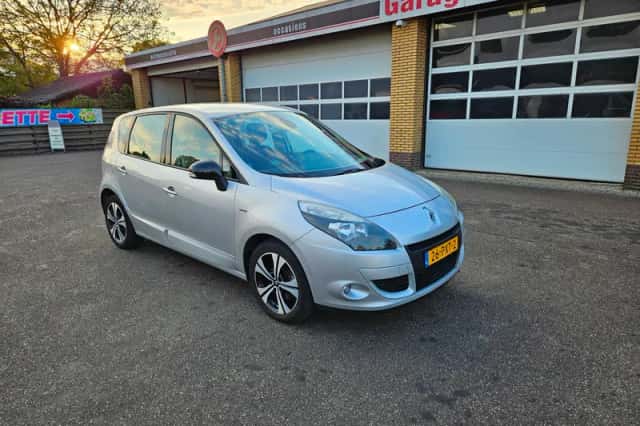 Renault Scénic (2011) thumbnail 2