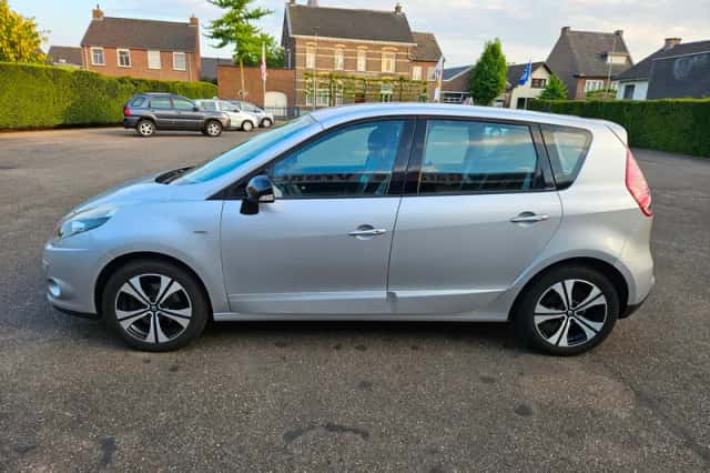 Renault Scénic (2011) thumbnail 4