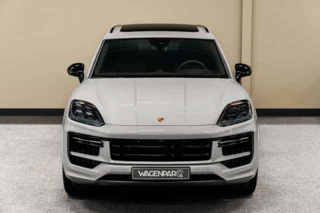 Porsche Cayenne (2024) thumbnail 2