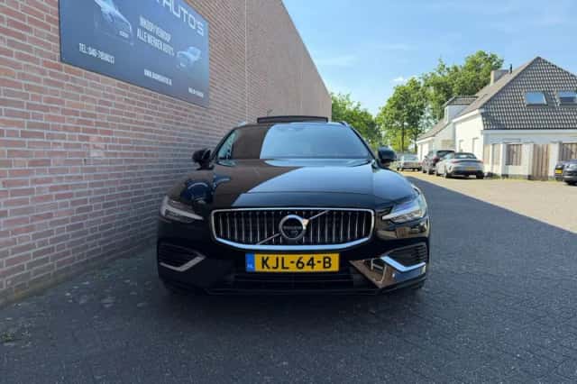Volvo V60 (2021) thumbnail 2