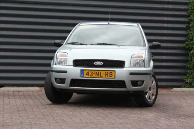 Ford Fusion (2003) thumbnail 4