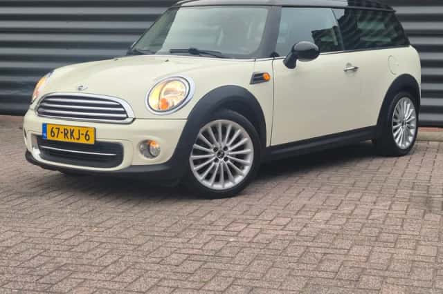 MINI Cooper (2011) thumbnail 2