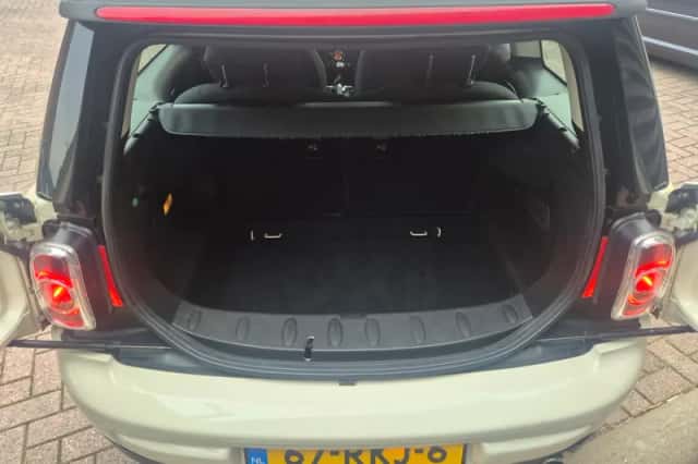 MINI Cooper (2011) thumbnail 4