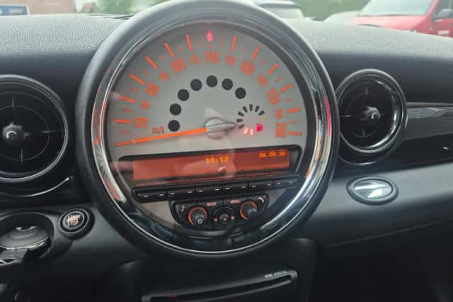 MINI Cooper (2011) thumbnail 6