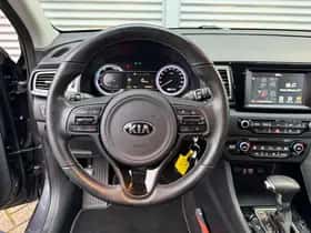 Kia Niro (2016) thumbnail 13