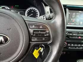 Kia Niro (2016) thumbnail 16