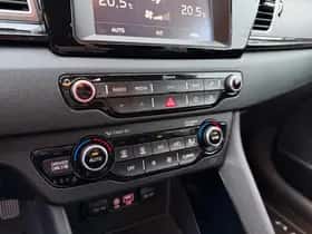 Kia Niro (2016) thumbnail 24