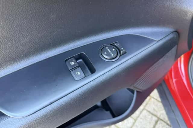 Kia Stonic (2021) thumbnail 25