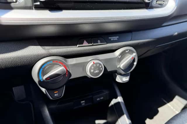 Kia Stonic (2021) thumbnail 23
