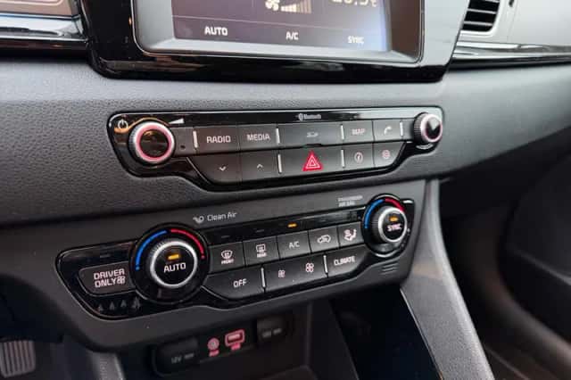 Kia Niro (2016) thumbnail 24
