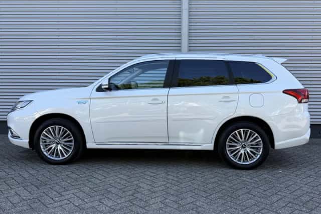 Mitsubishi Outlander (2020) thumbnail 2