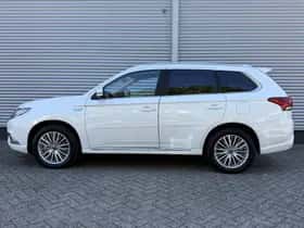 Mitsubishi Outlander (2020) thumbnail 2