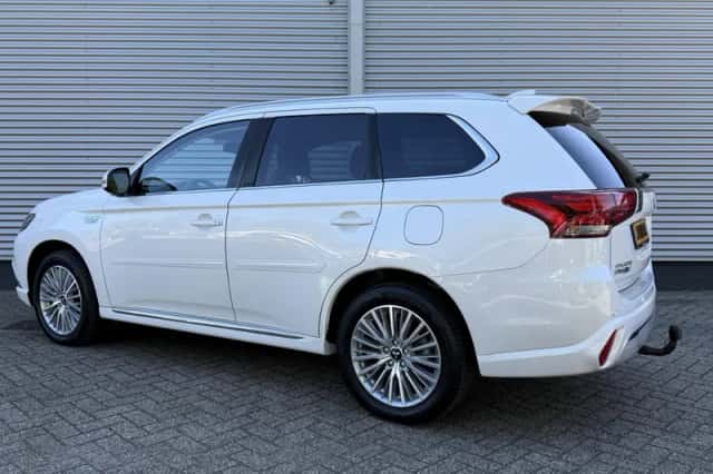 Mitsubishi Outlander (2020) thumbnail 3