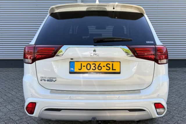 Mitsubishi Outlander (2020) thumbnail 4
