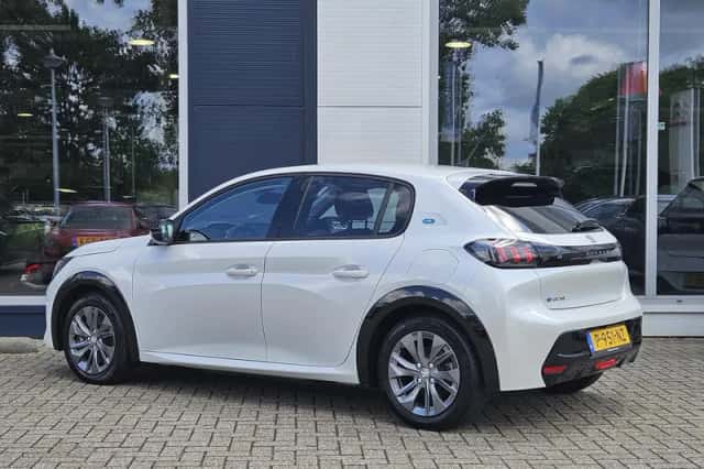 Peugeot e-208 (2022) thumbnail 5