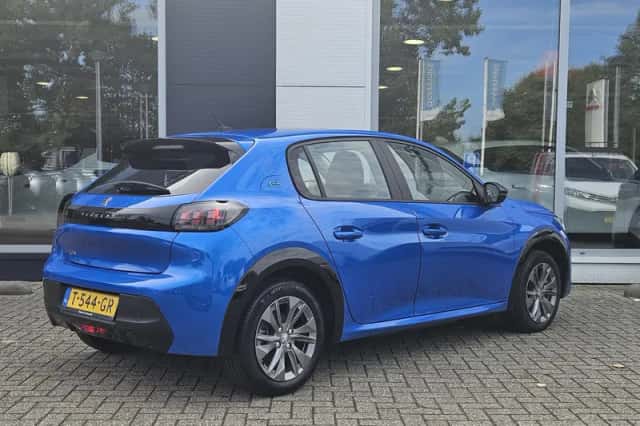 Peugeot e-208 (2023) thumbnail 3