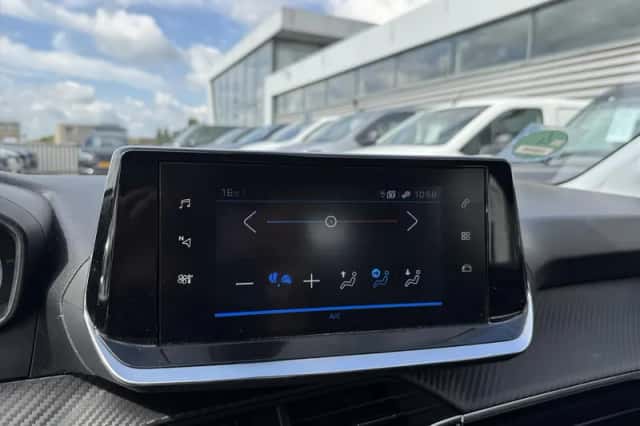 Peugeot 208 (2021) thumbnail 8