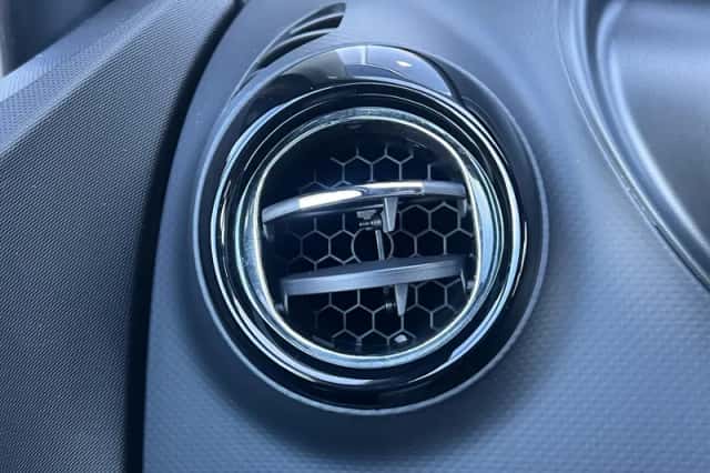 Renault Captur (2015) thumbnail 24