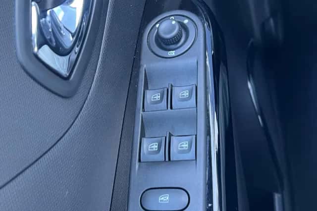 Renault Captur (2015) thumbnail 25