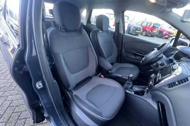 Renault Captur (2015) thumbnail 35