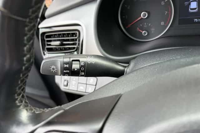 Kia Stonic (2018) thumbnail 21