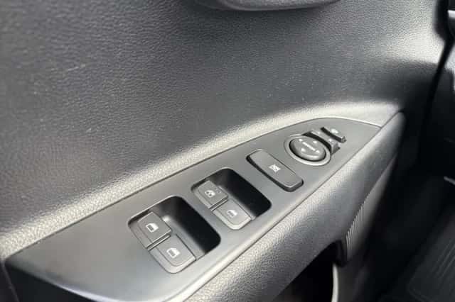 Kia Stonic (2018) thumbnail 29