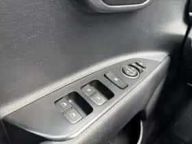 Kia Stonic (2018) thumbnail 29