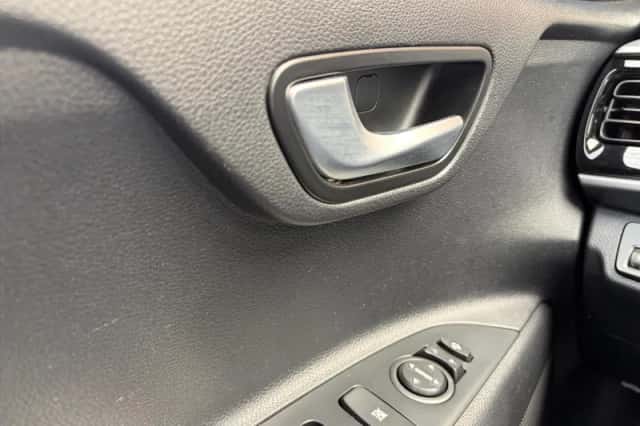 Kia Stonic (2018) thumbnail 30