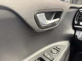 Kia Stonic (2018) thumbnail 30
