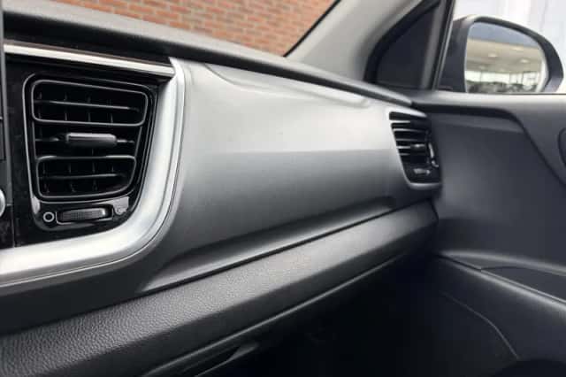 Kia Stonic (2018) thumbnail 31