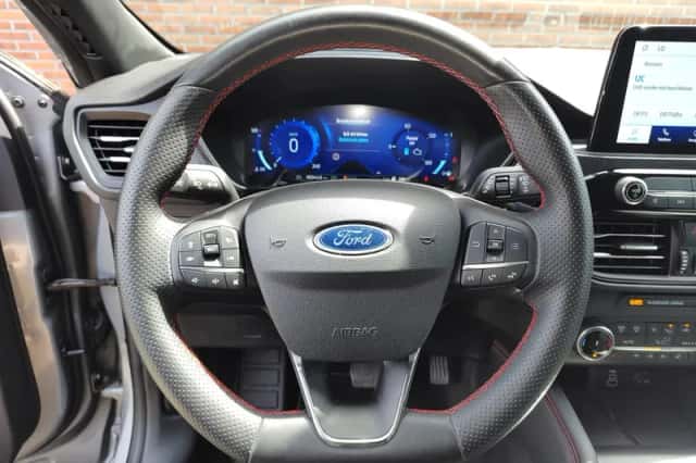 Ford Kuga (2023) thumbnail 9