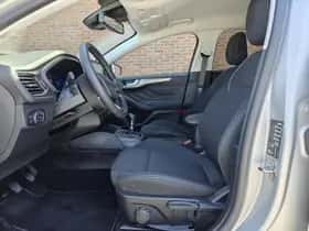 Ford Focus (2022) thumbnail 9