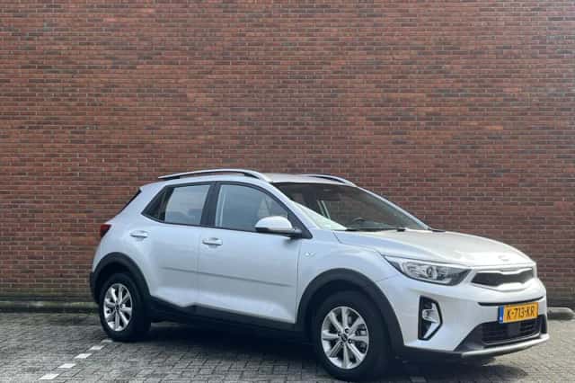 Kia Stonic (2021) thumbnail 4