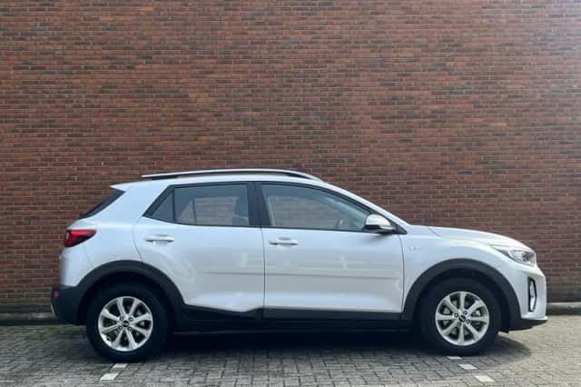 Kia Stonic (2021) thumbnail 6
