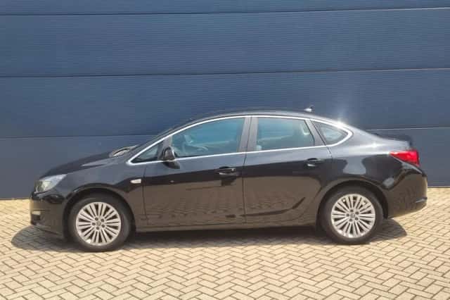 Opel Astra (2015) thumbnail 2