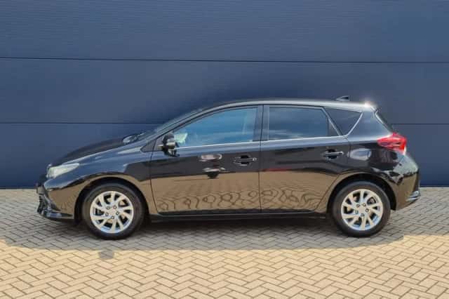 Toyota Auris (2017) thumbnail 2