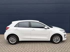 Kia Rio (2021) thumbnail 4